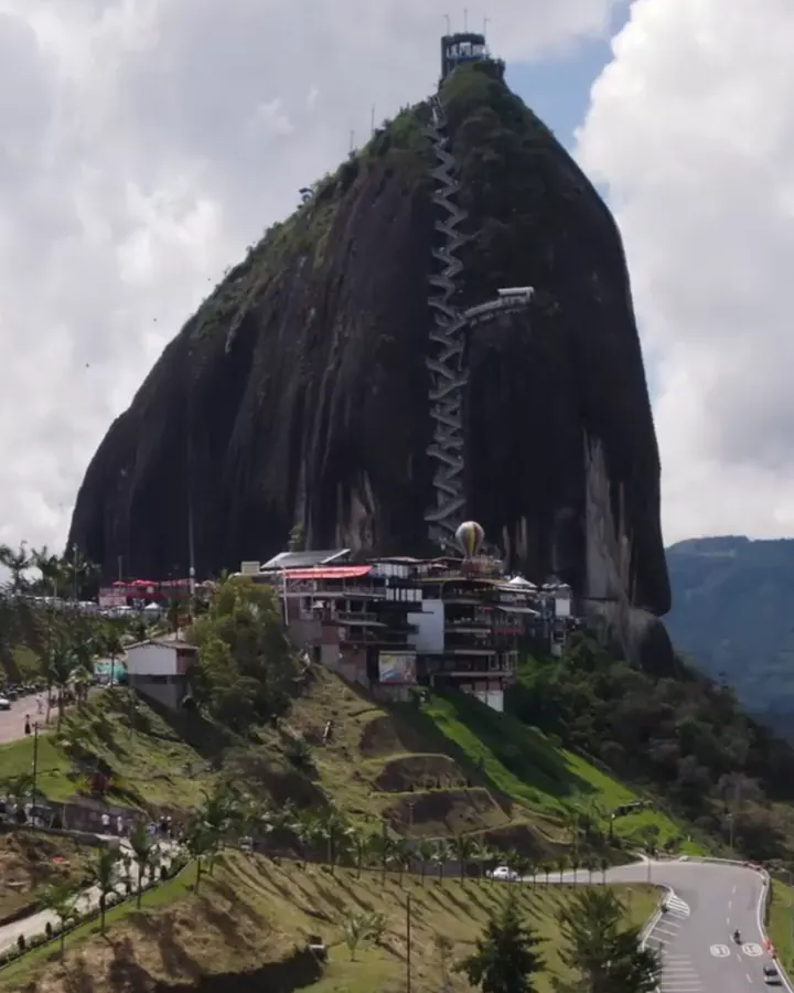 Real footage from the trip: Piedra del Peñol, the Guatapé reservoir, arriving at your hotel, Comuna 13 and a toast.