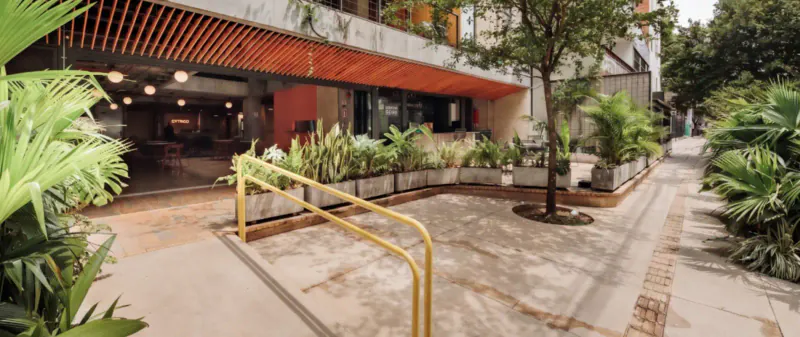 The Somos S entrance and garden terrace in Laureles - Estadio
